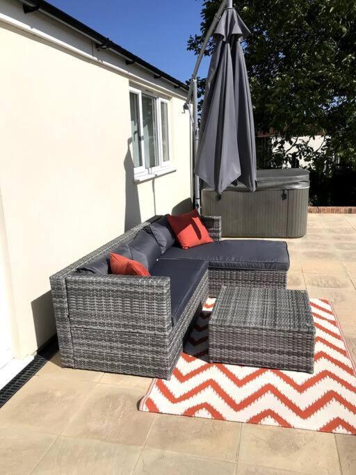 Lovely Two Bedroom Bungalow With Hot Tub 约维尔 外观 照片